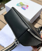 尺寸:19×16×5.5cm（581150898） PRADA通路資源特供訂單❗️Saffiano皮革壓花標誌手機包，採用普拉達標誌性的Saffiano 皮革，呈現別緻的交叉平行線陰影紋理和塗蠟飾面。 Prada 富有像徵意義的三角形標誌化身大幅壓花細節鋪陳於正面。背面塗琺瑯金屬三角形標誌，拉鍊開合，RE-Nylon 再生尼龍襯裡，可拆卸調價刺繡織帶肩帶