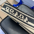 尺寸:19×16×5.5cm（581150898） PRADA通路資源特供訂單❗️Saffiano皮革壓花標誌手機包，採用普拉達標誌性的Saffiano 皮革，呈現別緻的交叉平行線陰影紋理和塗蠟飾面。 Prada 富有像徵意義的三角形標誌化身大幅壓花細節鋪陳於正面。背面塗琺瑯金屬三角形標誌，拉鍊開合，RE-Nylon 再生尼龍襯裡，可拆卸調價刺繡織帶肩帶