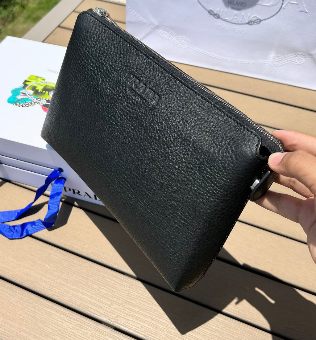 尺寸:28×18×3cm（05680898） PRADA通路資源特供手拿包❗️原廠特供荔枝紋，難得純原好東西，荔枝紋手拿包配有拉鍊和可拆卸腕帶，正面飾以三角形徽標，後面logo壓印。彰顯品牌格調。內裡配有拉鍊隔代，容量夠大，日常通勤足夠使用了