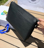 尺寸:28×18×3cm（05680898） PRADA通路資源特供手拿包❗️原廠特供荔枝紋，難得純原好東西，荔枝紋手拿包配有拉鍊和可拆卸腕帶，正面飾以三角形徽標，後面logo壓印。彰顯品牌格調。內裡配有拉鍊隔代，容量夠大，日常通勤足夠使用了