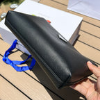 尺寸:28×18×3cm（05680898） PRADA通路資源特供手拿包❗️原廠特供荔枝紋，難得純原好東西，荔枝紋手拿包配有拉鍊和可拆卸腕帶，正面飾以三角形徽標，後面logo壓印。彰顯品牌格調。內裡配有拉鍊隔代，容量夠大，日常通勤足夠使用了