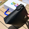 尺寸:28×18×3cm（05680898） PRADA通路資源特供手拿包❗️原廠特供荔枝紋，難得純原好東西，荔枝紋手拿包配有拉鍊和可拆卸腕帶，正面飾以三角形徽標，後面logo壓印。彰顯品牌格調。內裡配有拉鍊隔代，容量夠大，日常通勤足夠使用了