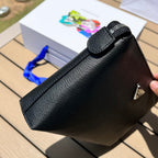 尺寸:28×18×3cm（05680898） PRADA通路資源特供手拿包❗️原廠特供荔枝紋，難得純原好東西，荔枝紋手拿包配有拉鍊和可拆卸腕帶，正面飾以三角形徽標，後面logo壓印。彰顯品牌格調。內裡配有拉鍊隔代，容量夠大，日常通勤足夠使用了