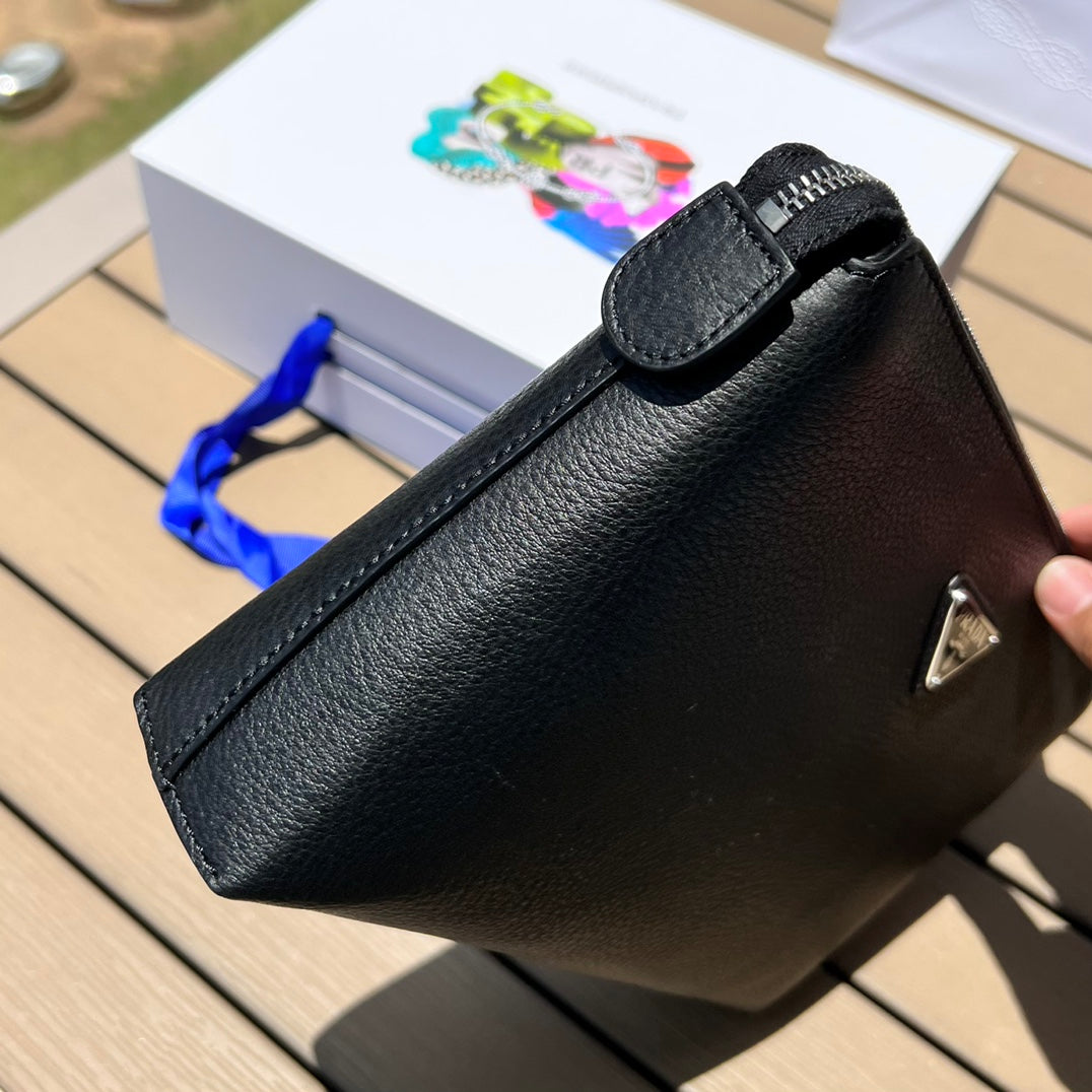 尺寸:28×18×3cm（05680898） PRADA通路資源特供手拿包❗️原廠特供荔枝紋，難得純原好東西，荔枝紋手拿包配有拉鍊和可拆卸腕帶，正面飾以三角形徽標，後面logo壓印。彰顯品牌格調。內裡配有拉鍊隔代，容量夠大，日常通勤足夠使用了
