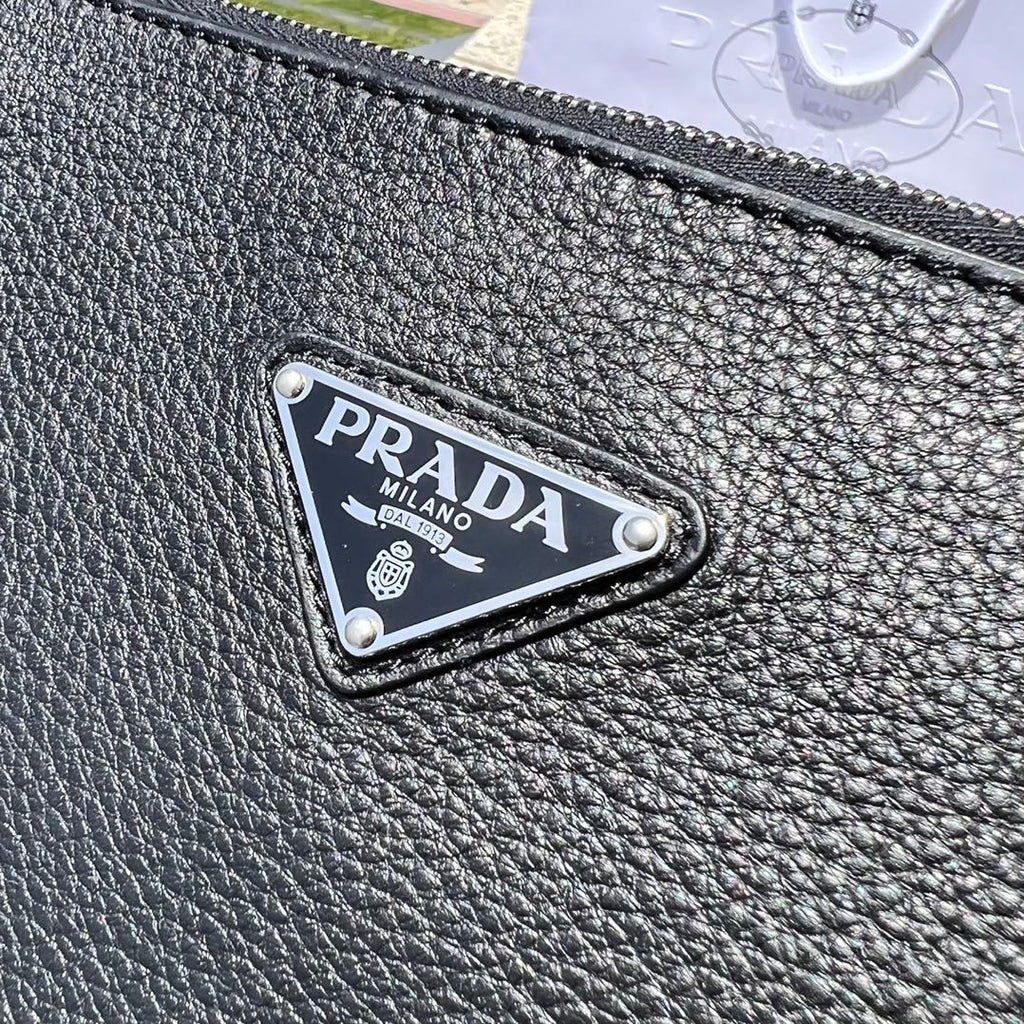 尺寸:28×18×3cm（05680898） PRADA通路資源特供手拿包❗️原廠特供荔枝紋，難得純原好東西，荔枝紋手拿包配有拉鍊和可拆卸腕帶，正面飾以三角形徽標，後面logo壓印。彰顯品牌格調。內裡配有拉鍊隔代，容量夠大，日常通勤足夠使用了