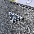 尺寸:28×18×3cm（05680898） PRADA通路資源特供手拿包❗️原廠特供荔枝紋，難得純原好東西，荔枝紋手拿包配有拉鍊和可拆卸腕帶，正面飾以三角形徽標，後面logo壓印。彰顯品牌格調。內裡配有拉鍊隔代，容量夠大，日常通勤足夠使用了