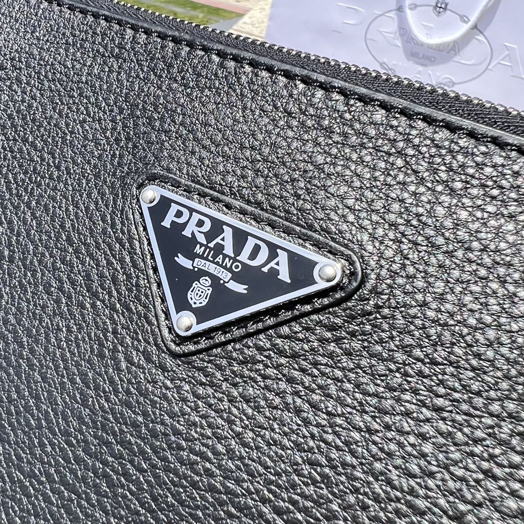 尺寸:28×18×3cm（05680898） PRADA通路資源特供手拿包❗️原廠特供荔枝紋，難得純原好東西，荔枝紋手拿包配有拉鍊和可拆卸腕帶，正面飾以三角形徽標，後面logo壓印。彰顯品牌格調。內裡配有拉鍊隔代，容量夠大，日常通勤足夠使用了