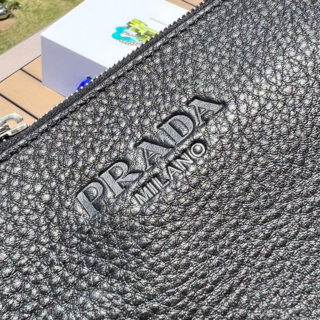 尺寸:28×18×3cm（05680898） PRADA通路資源特供手拿包❗️原廠特供荔枝紋，難得純原好東西，荔枝紋手拿包配有拉鍊和可拆卸腕帶，正面飾以三角形徽標，後面logo壓印。彰顯品牌格調。內裡配有拉鍊隔代，容量夠大，日常通勤足夠使用了