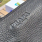 尺寸:28×18×3cm（05680898） PRADA通路資源特供手拿包❗️原廠特供荔枝紋，難得純原好東西，荔枝紋手拿包配有拉鍊和可拆卸腕帶，正面飾以三角形徽標，後面logo壓印。彰顯品牌格調。內裡配有拉鍊隔代，容量夠大，日常通勤足夠使用了