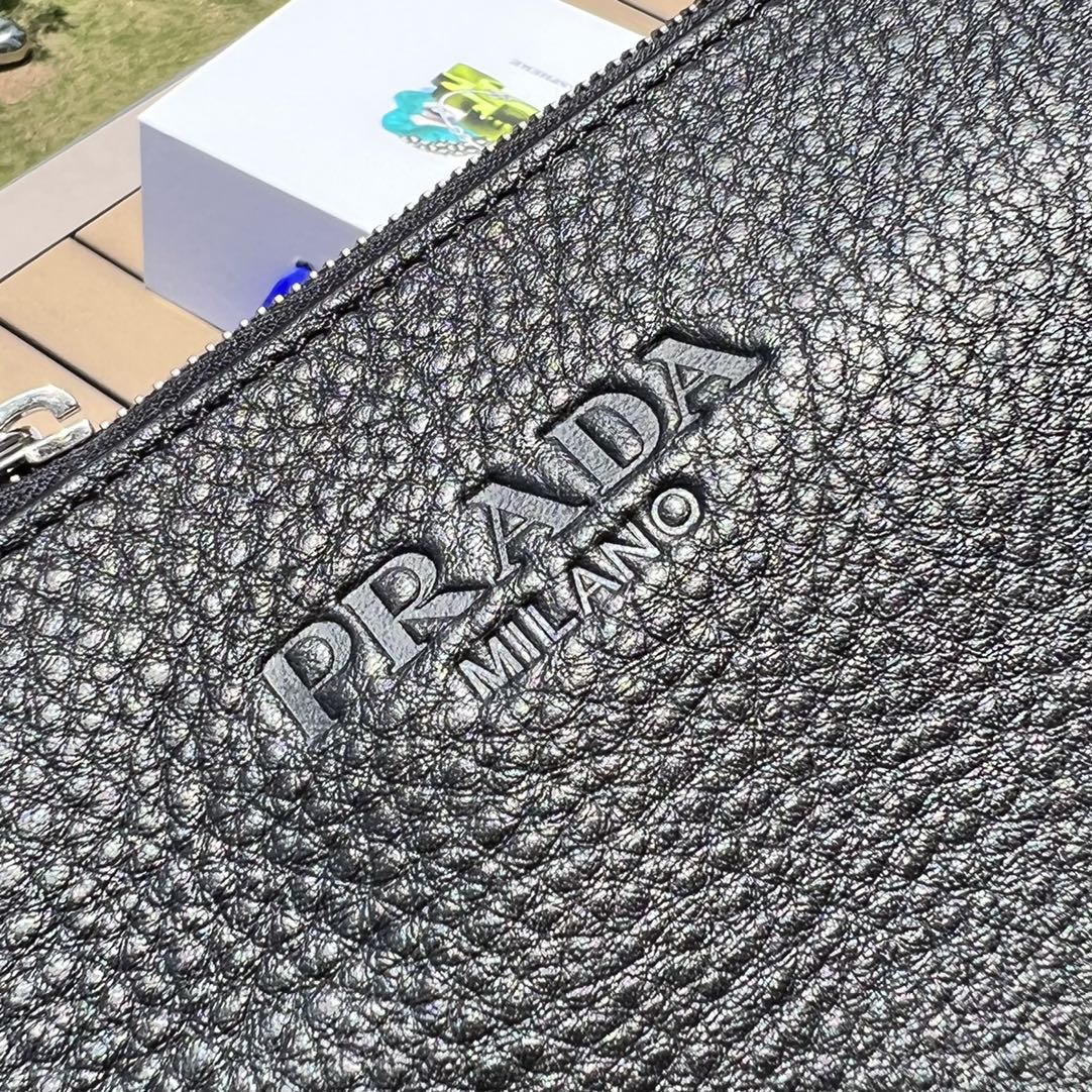尺寸:28×18×3cm（05680898） PRADA通路資源特供手拿包❗️原廠特供荔枝紋，難得純原好東西，荔枝紋手拿包配有拉鍊和可拆卸腕帶，正面飾以三角形徽標，後面logo壓印。彰顯品牌格調。內裡配有拉鍊隔代，容量夠大，日常通勤足夠使用了