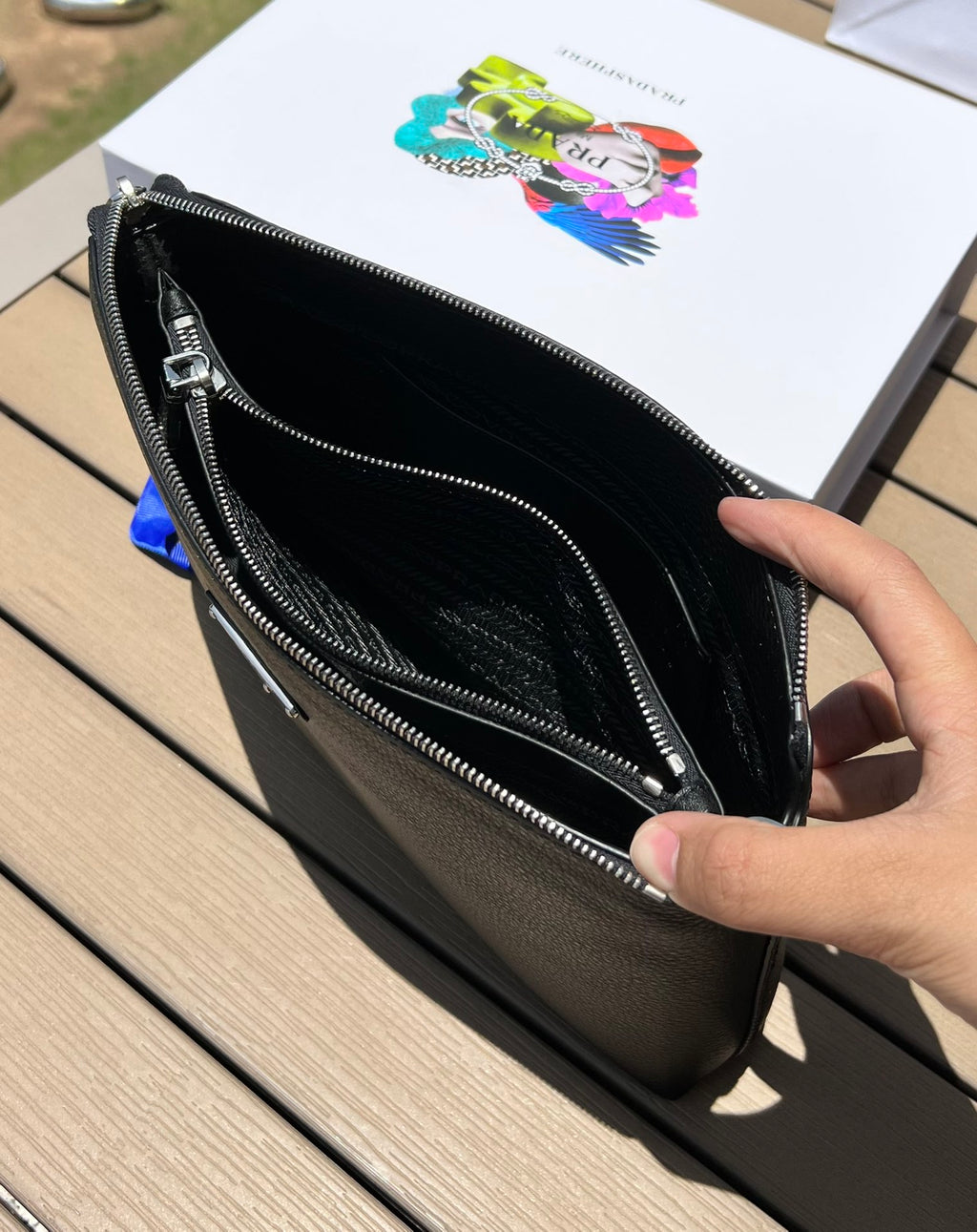 尺寸:28×18×3cm（05680898） PRADA通路資源特供手拿包❗️原廠特供荔枝紋，難得純原好東西，荔枝紋手拿包配有拉鍊和可拆卸腕帶，正面飾以三角形徽標，後面logo壓印。彰顯品牌格調。內裡配有拉鍊隔代，容量夠大，日常通勤足夠使用了