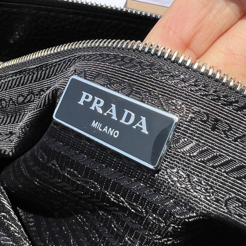尺寸:28×18×3cm（05680898） PRADA通路資源特供手拿包❗️原廠特供荔枝紋，難得純原好東西，荔枝紋手拿包配有拉鍊和可拆卸腕帶，正面飾以三角形徽標，後面logo壓印。彰顯品牌格調。內裡配有拉鍊隔代，容量夠大，日常通勤足夠使用了