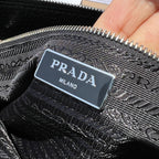 尺寸:28×18×3cm（05680898） PRADA通路資源特供手拿包❗️原廠特供荔枝紋，難得純原好東西，荔枝紋手拿包配有拉鍊和可拆卸腕帶，正面飾以三角形徽標，後面logo壓印。彰顯品牌格調。內裡配有拉鍊隔代，容量夠大，日常通勤足夠使用了