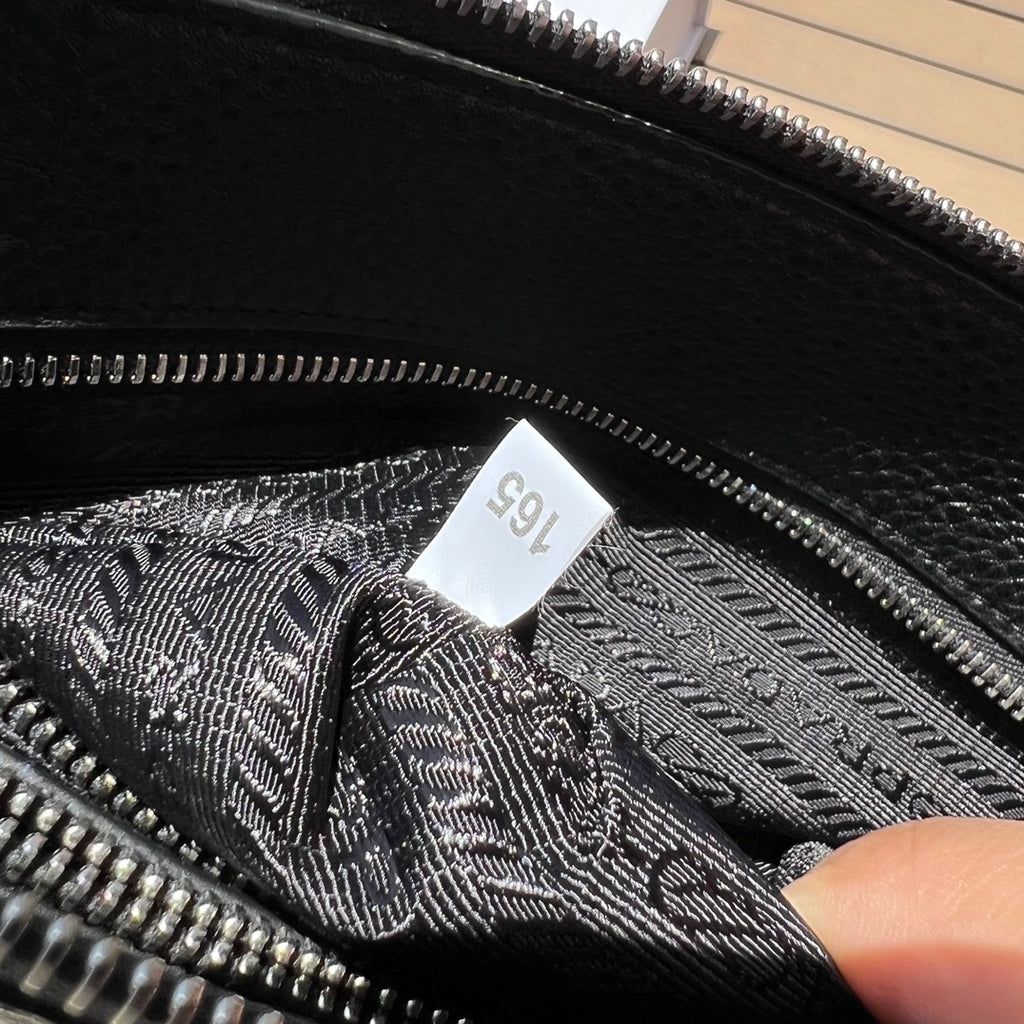 尺寸:28×18×3cm（05680898） PRADA通路資源特供手拿包❗️原廠特供荔枝紋，難得純原好東西，荔枝紋手拿包配有拉鍊和可拆卸腕帶，正面飾以三角形徽標，後面logo壓印。彰顯品牌格調。內裡配有拉鍊隔代，容量夠大，日常通勤足夠使用了