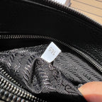 尺寸:28×18×3cm（05680898） PRADA通路資源特供手拿包❗️原廠特供荔枝紋，難得純原好東西，荔枝紋手拿包配有拉鍊和可拆卸腕帶，正面飾以三角形徽標，後面logo壓印。彰顯品牌格調。內裡配有拉鍊隔代，容量夠大，日常通勤足夠使用了