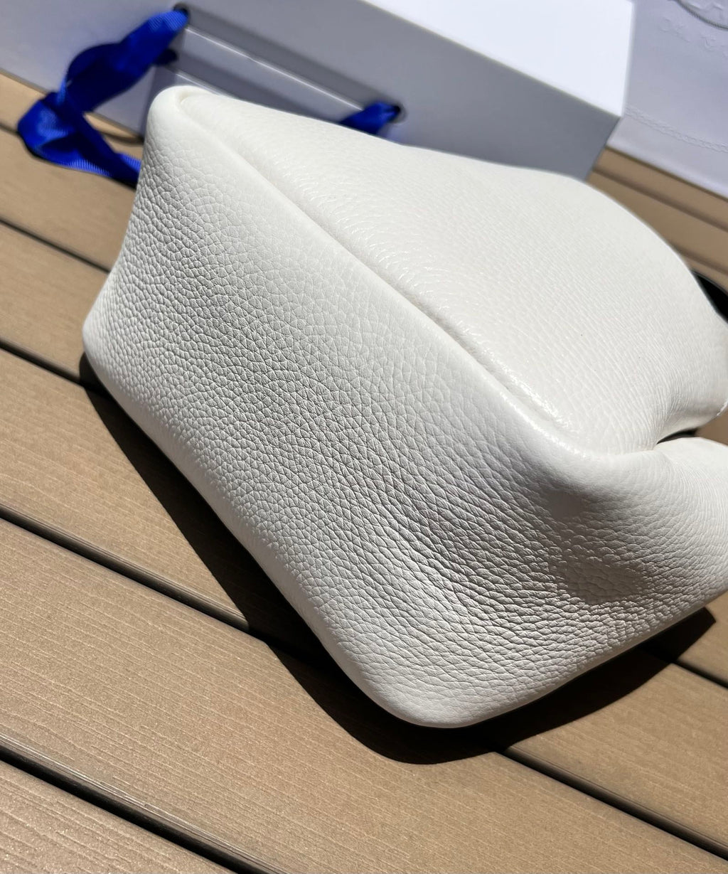 尺寸:18×15.5×10cm（56980898） PRADA通路資源特供菜籃❗️反向針跡彰顯這款手提包柔和圓潤的輪廓。包身飾以縫線工藝勾勒的三角形，藉由新穎設計重塑標誌性元素。 Prada 金屬刻字標誌點綴於中央，光澤閃耀，皮革手提，正面金屬刻字徽標，磁扣開合，軟羊革襯裡，配有三個隔層。通勤百搭！