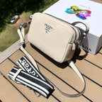 尺寸:22×14.5×8.5cm（581180898） PRADA通路資源特供皮革相機包❗️Prada 相機包男女同款相機包實在太可愛了。對小個子來說簡直是福音，容量超大有兩個隔層，通常出街就夠使用了。附雙肩帶，能背也能提，凹造型也不錯！