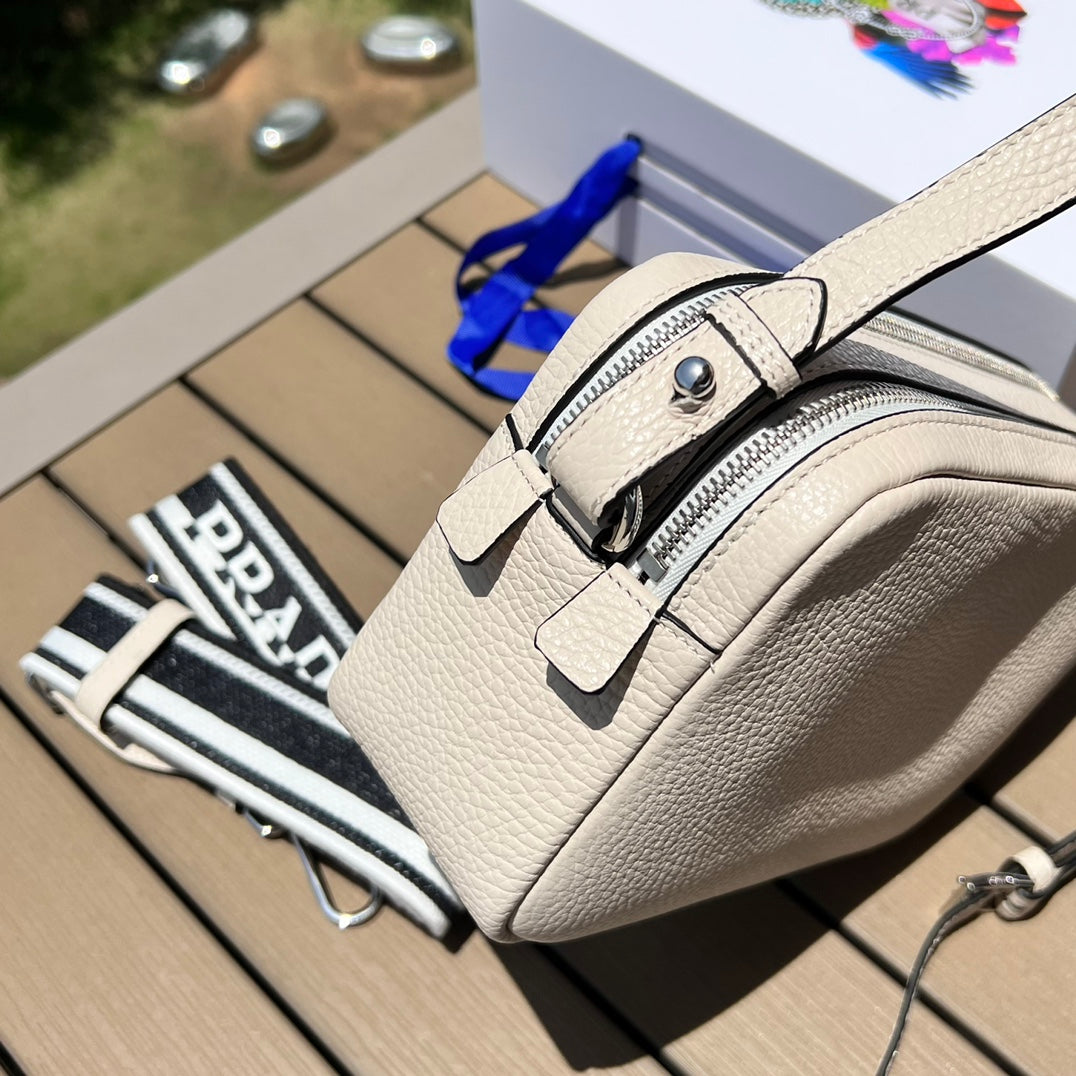 尺寸:22×14.5×8.5cm（581180898） PRADA通路資源特供皮革相機包❗️Prada 相機包男女同款相機包實在太可愛了。對小個子來說簡直是福音，容量超大有兩個隔層，通常出街就夠使用了。附雙肩帶，能背也能提，凹造型也不錯！