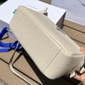 尺寸:22×14.5×8.5cm（581180898） PRADA通路資源特供皮革相機包❗️Prada 相機包男女同款相機包實在太可愛了。對小個子來說簡直是福音，容量超大有兩個隔層，通常出街就夠使用了。附雙肩帶，能背也能提，凹造型也不錯！