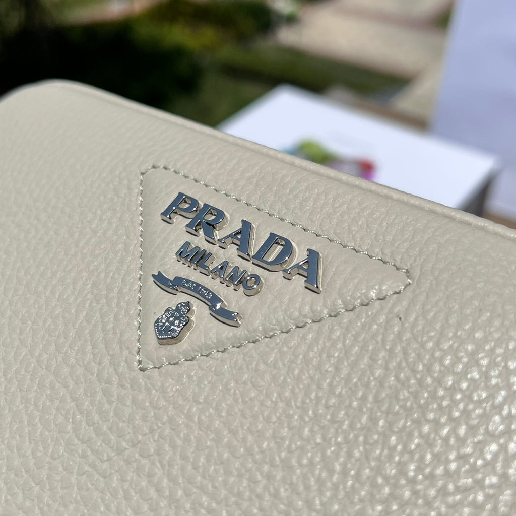 尺寸:22×14.5×8.5cm（581180898） PRADA通路資源特供皮革相機包❗️Prada 相機包男女同款相機包實在太可愛了。對小個子來說簡直是福音，容量超大有兩個隔層，通常出街就夠使用了。附雙肩帶，能背也能提，凹造型也不錯！
