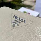 尺寸:22×14.5×8.5cm（581180898） PRADA通路資源特供皮革相機包❗️Prada 相機包男女同款相機包實在太可愛了。對小個子來說簡直是福音，容量超大有兩個隔層，通常出街就夠使用了。附雙肩帶，能背也能提，凹造型也不錯！