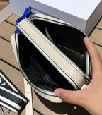 尺寸:22×14.5×8.5cm（581180898） PRADA通路資源特供皮革相機包❗️Prada 相機包男女同款相機包實在太可愛了。對小個子來說簡直是福音，容量超大有兩個隔層，通常出街就夠使用了。附雙肩帶，能背也能提，凹造型也不錯！