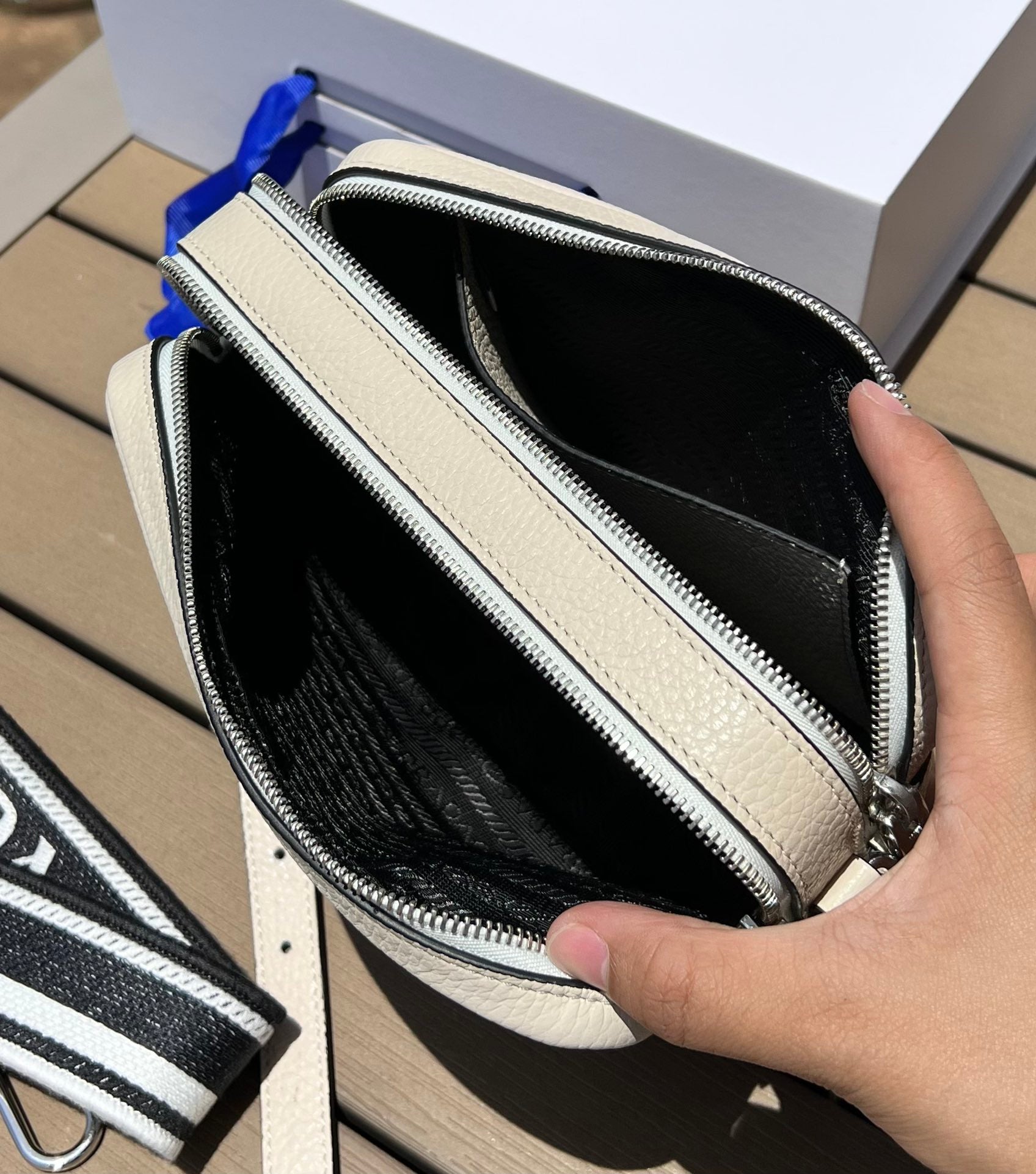 尺寸:22×14.5×8.5cm（581180898） PRADA通路資源特供皮革相機包❗️Prada 相機包男女同款相機包實在太可愛了。對小個子來說簡直是福音，容量超大有兩個隔層，通常出街就夠使用了。附雙肩帶，能背也能提，凹造型也不錯！