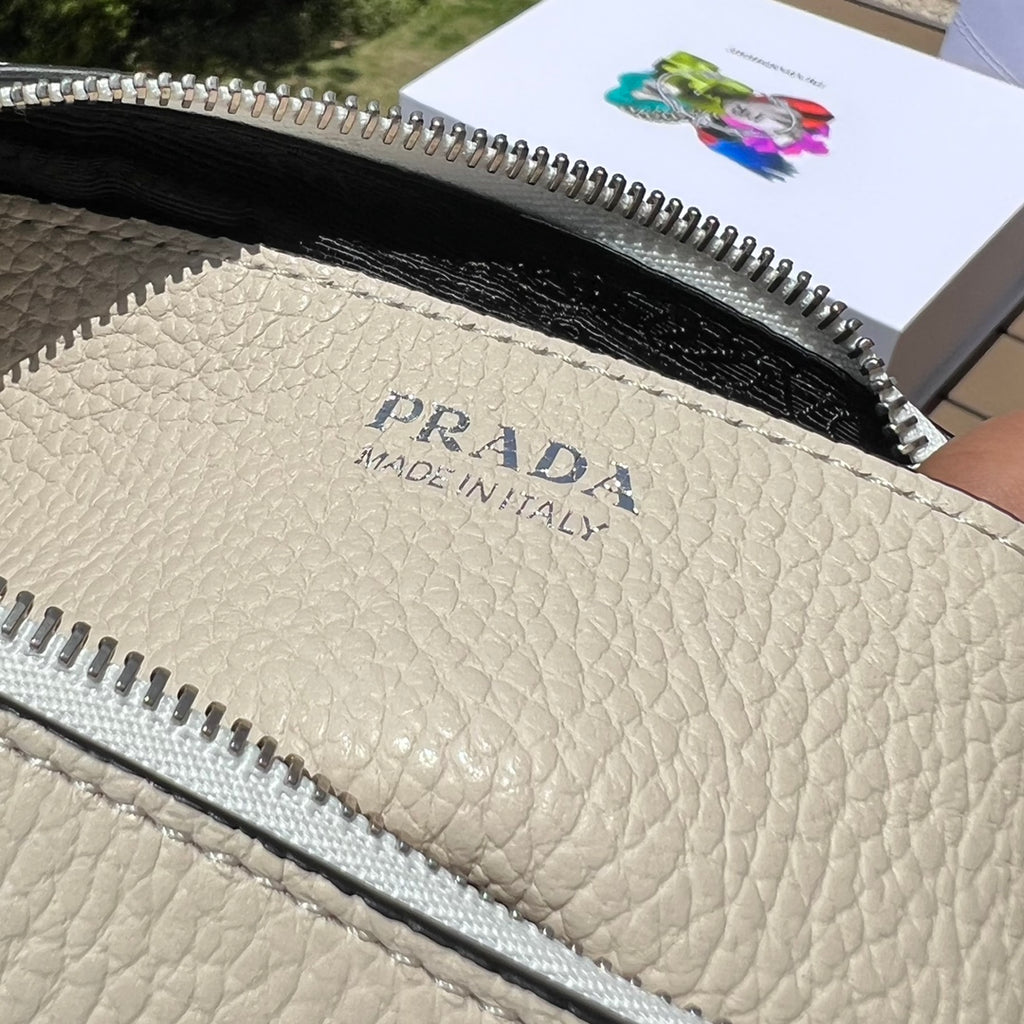 尺寸:22×14.5×8.5cm（581180898） PRADA通路資源特供皮革相機包❗️Prada 相機包男女同款相機包實在太可愛了。對小個子來說簡直是福音，容量超大有兩個隔層，通常出街就夠使用了。附雙肩帶，能背也能提，凹造型也不錯！