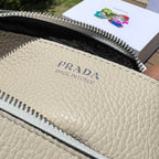 尺寸:22×14.5×8.5cm（581180898） PRADA通路資源特供皮革相機包❗️Prada 相機包男女同款相機包實在太可愛了。對小個子來說簡直是福音，容量超大有兩個隔層，通常出街就夠使用了。附雙肩帶，能背也能提，凹造型也不錯！