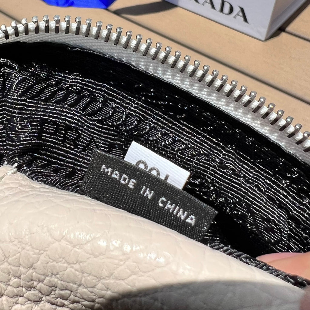 尺寸:22×14.5×8.5cm（581180898） PRADA通路資源特供皮革相機包❗️Prada 相機包男女同款相機包實在太可愛了。對小個子來說簡直是福音，容量超大有兩個隔層，通常出街就夠使用了。附雙肩帶，能背也能提，凹造型也不錯！