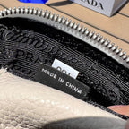 尺寸:22×14.5×8.5cm（581180898） PRADA通路資源特供皮革相機包❗️Prada 相機包男女同款相機包實在太可愛了。對小個子來說簡直是福音，容量超大有兩個隔層，通常出街就夠使用了。附雙肩帶，能背也能提，凹造型也不錯！