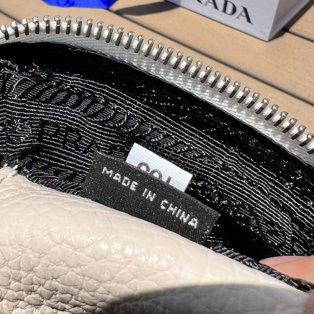 尺寸:22×14.5×8.5cm（581180898） PRADA通路資源特供皮革相機包❗️Prada 相機包男女同款相機包實在太可愛了。對小個子來說簡直是福音，容量超大有兩個隔層，通常出街就夠使用了。附雙肩帶，能背也能提，凹造型也不錯！