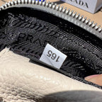 尺寸:22×14.5×8.5cm（581180898） PRADA通路資源特供皮革相機包❗️Prada 相機包男女同款相機包實在太可愛了。對小個子來說簡直是福音，容量超大有兩個隔層，通常出街就夠使用了。附雙肩帶，能背也能提，凹造型也不錯！