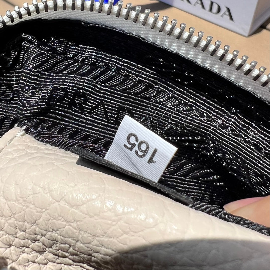 尺寸:22×14.5×8.5cm（581180898） PRADA通路資源特供皮革相機包❗️Prada 相機包男女同款相機包實在太可愛了。對小個子來說簡直是福音，容量超大有兩個隔層，通常出街就夠使用了。附雙肩帶，能背也能提，凹造型也不錯！