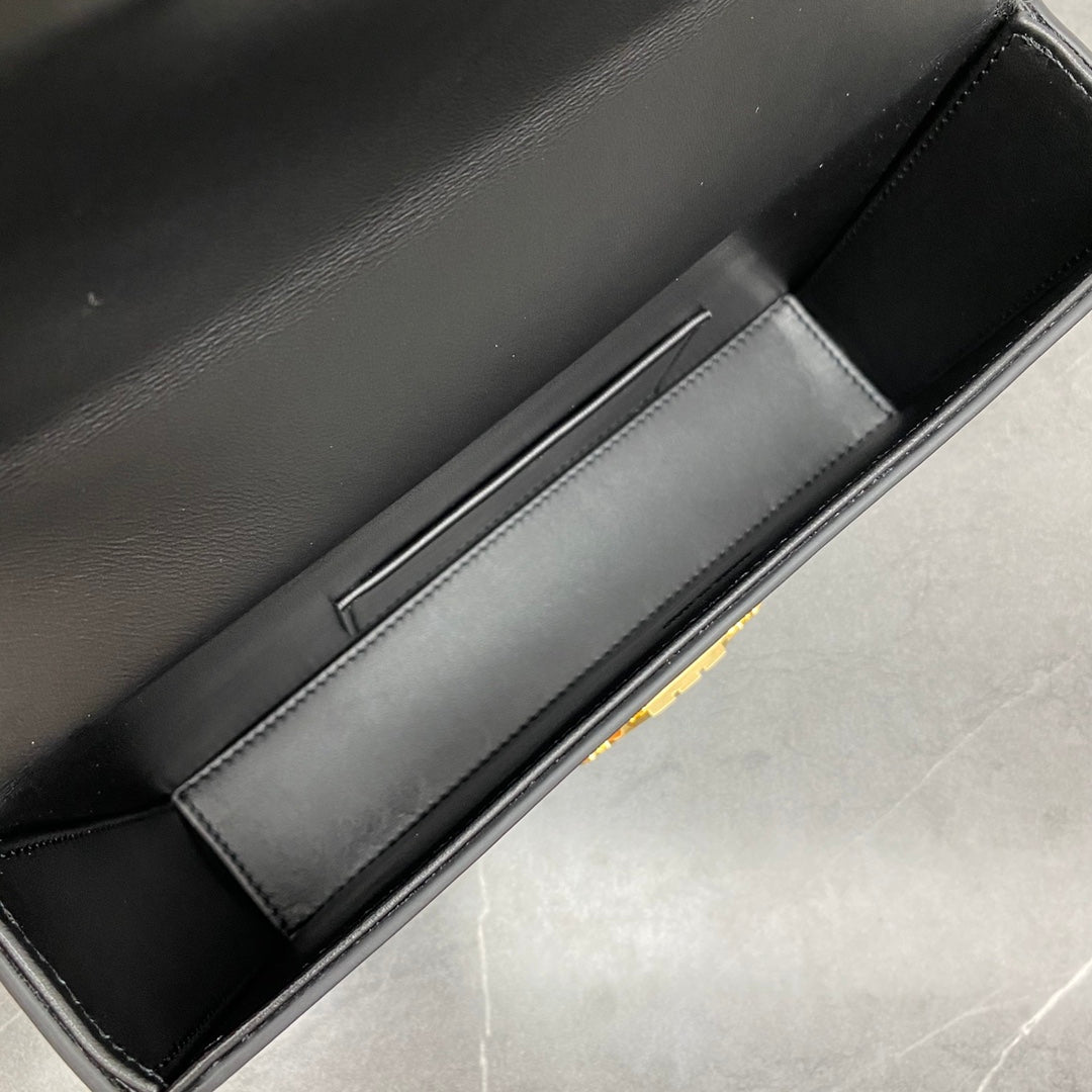 2022冬季鏈條BOX，小硬箱重複經典復古，鏈條真的是點睛之筆