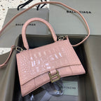 【小號】💁🏿‍♀原單Balencia巴黎家，本季重磅【鱷魚豆沙粉銀扣】沙漏包，容量親測：手機、零錢包、粉餅、口紅、充電寶、鑰匙、小包紙巾，統統可以輕鬆裝入，支持驗貨。尺寸：23-10-14cm#15700
