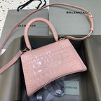【小號】💁🏿‍♀原單Balencia巴黎家，本季重磅【鱷魚豆沙粉銀扣】沙漏包，容量親測：手機、零錢包、粉餅、口紅、充電寶、鑰匙、小包紙巾，統統可以輕鬆裝入，支持驗貨。尺寸：23-10-14cm#15700