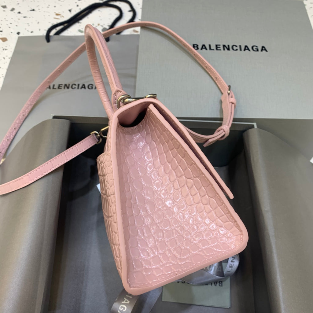 【小號】💁🏿‍♀原單Balencia巴黎家，本季重磅【鱷魚豆沙粉銀扣】沙漏包，容量親測：手機、零錢包、粉餅、口紅、充電寶、鑰匙、小包紙巾，統統可以輕鬆裝入，支持驗貨。尺寸：23-10-14cm#15700