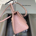 【小號】💁🏿‍♀原單Balencia巴黎家，本季重磅【鱷魚豆沙粉銀扣】沙漏包，容量親測：手機、零錢包、粉餅、口紅、充電寶、鑰匙、小包紙巾，統統可以輕鬆裝入，支持驗貨。尺寸：23-10-14cm#15700
