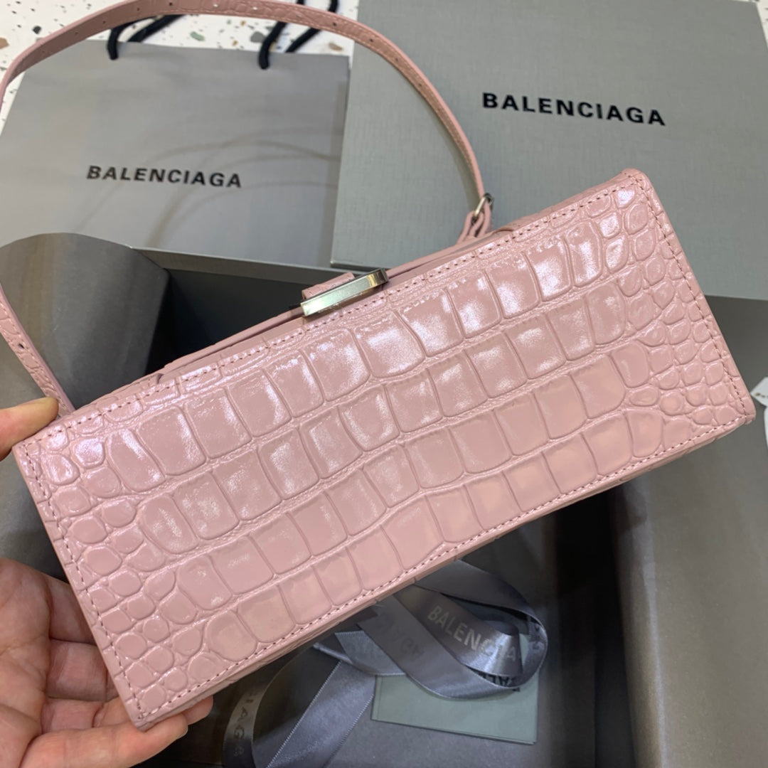 【小號】💁🏿‍♀原單Balencia巴黎家，本季重磅【鱷魚豆沙粉銀扣】沙漏包，容量親測：手機、零錢包、粉餅、口紅、充電寶、鑰匙、小包紙巾，統統可以輕鬆裝入，支持驗貨。尺寸：23-10-14cm#15700