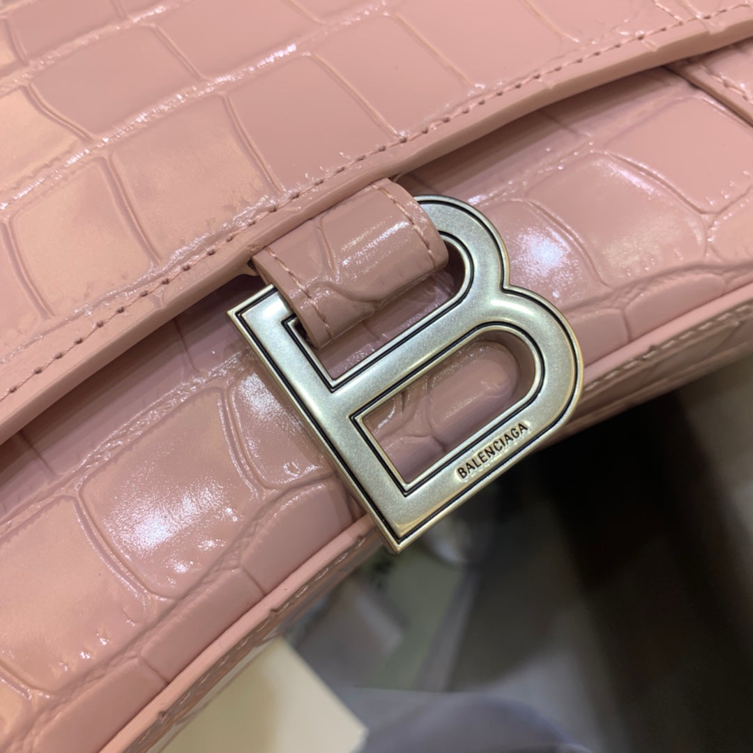 【小號】💁🏿‍♀原單Balencia巴黎家，本季重磅【鱷魚豆沙粉銀扣】沙漏包，容量親測：手機、零錢包、粉餅、口紅、充電寶、鑰匙、小包紙巾，統統可以輕鬆裝入，支持驗貨。尺寸：23-10-14cm#15700