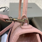 【小號】💁🏿‍♀原單Balencia巴黎家，本季重磅【鱷魚豆沙粉銀扣】沙漏包，容量親測：手機、零錢包、粉餅、口紅、充電寶、鑰匙、小包紙巾，統統可以輕鬆裝入，支持驗貨。尺寸：23-10-14cm#15700