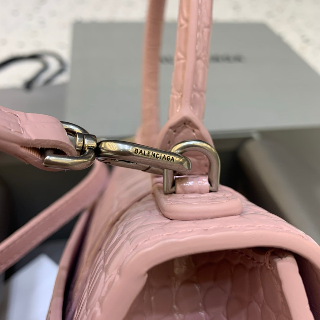 【小號】💁🏿‍♀原單Balencia巴黎家，本季重磅【鱷魚豆沙粉銀扣】沙漏包，容量親測：手機、零錢包、粉餅、口紅、充電寶、鑰匙、小包紙巾，統統可以輕鬆裝入，支持驗貨。尺寸：23-10-14cm#15700