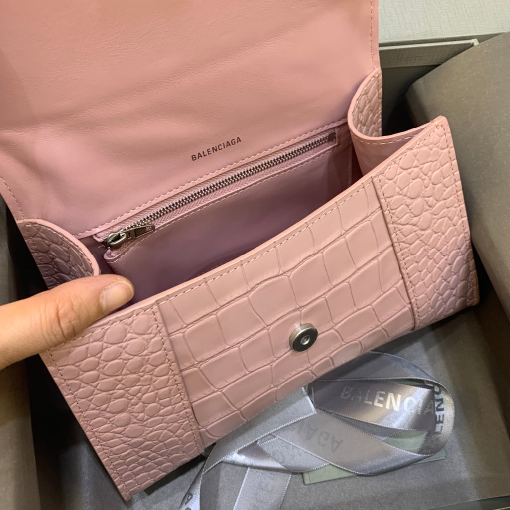 【小號】💁🏿‍♀原單Balencia巴黎家，本季重磅【鱷魚豆沙粉銀扣】沙漏包，容量親測：手機、零錢包、粉餅、口紅、充電寶、鑰匙、小包紙巾，統統可以輕鬆裝入，支持驗貨。尺寸：23-10-14cm#15700