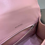 【小號】💁🏿‍♀原單Balencia巴黎家，本季重磅【鱷魚豆沙粉銀扣】沙漏包，容量親測：手機、零錢包、粉餅、口紅、充電寶、鑰匙、小包紙巾，統統可以輕鬆裝入，支持驗貨。尺寸：23-10-14cm#15700