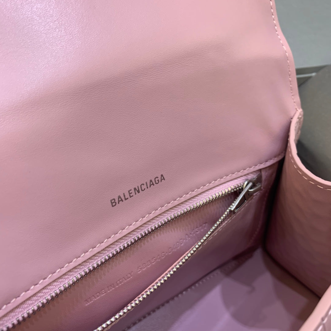 【小號】💁🏿‍♀原單Balencia巴黎家，本季重磅【鱷魚豆沙粉銀扣】沙漏包，容量親測：手機、零錢包、粉餅、口紅、充電寶、鑰匙、小包紙巾，統統可以輕鬆裝入，支持驗貨。尺寸：23-10-14cm#15700