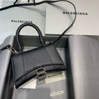 【mini號】💁🏿‍♀原單Balencia巴黎家，本季重磅【荔枝紋黑色】沙漏包，獨特的標誌性弧線形狀造型極具辨識度，一眼就讓人眼前一亮呀超炫酷，尺寸：19-8-21cm⚠#15640