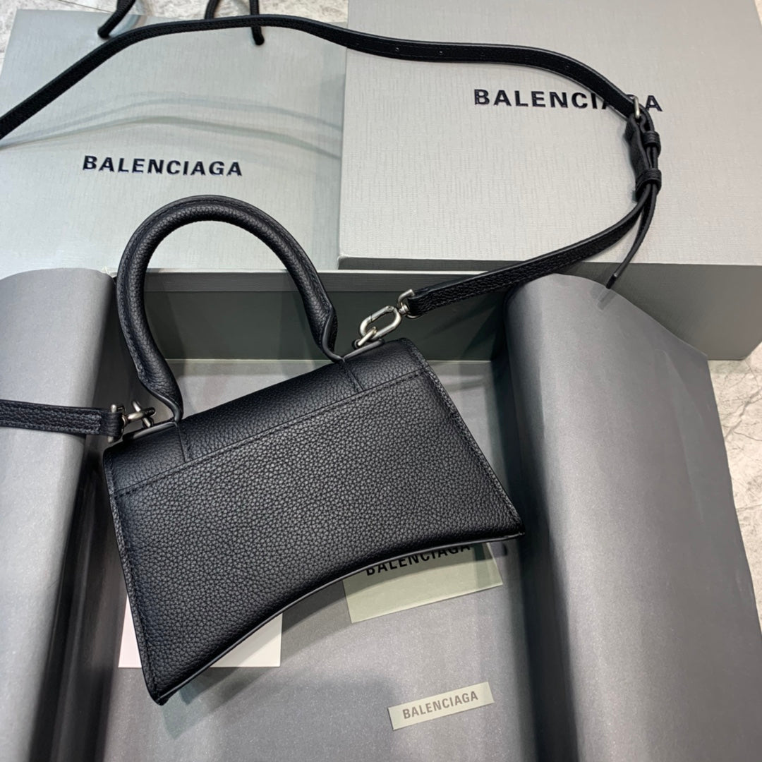 【mini號】💁🏿‍♀原單Balencia巴黎家，本季重磅【荔枝紋黑色】沙漏包，獨特的標誌性弧線形狀造型極具辨識度，一眼就讓人眼前一亮呀超炫酷，尺寸：19-8-21cm⚠#15640