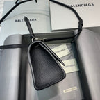 【mini號】💁🏿‍♀原單Balencia巴黎家，本季重磅【荔枝紋黑色】沙漏包，獨特的標誌性弧線形狀造型極具辨識度，一眼就讓人眼前一亮呀超炫酷，尺寸：19-8-21cm⚠#15640