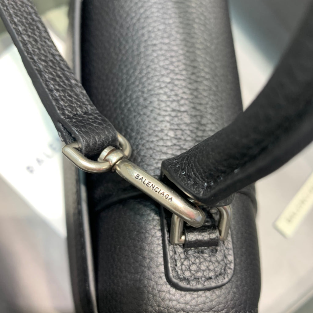 【mini號】💁🏿‍♀原單Balencia巴黎家，本季重磅【荔枝紋黑色】沙漏包，獨特的標誌性弧線形狀造型極具辨識度，一眼就讓人眼前一亮呀超炫酷，尺寸：19-8-21cm⚠#15640